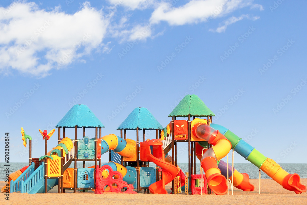 Castello giochi per bambini sulla spiaggia