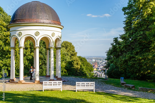 Wiesbaden, Monopteros auf dem Neroberg mit der Aussicht auf die Stadt. 21. Juni 2018.