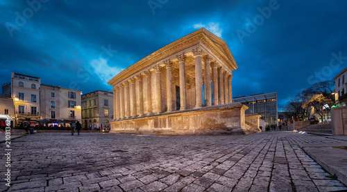 Obraz na płótnie Maison Carree - restored roman temple dedicated to 'princes of youth', with richly decorated columns & friezes in Nimes, France w salonie