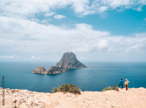 turistas admirando los islotes de Es Vedrá y Es Vedranell, en el parque natural de cala d´hort, Ibiza, Islas Baleares, España