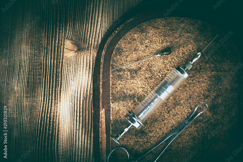 Naklejka premium Old medicine equipment on wooden background.