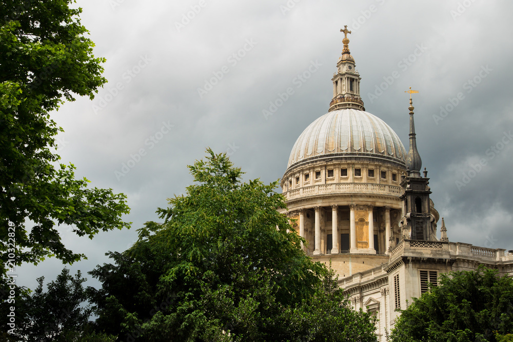 Fototapeta premium St Pauls cathedral in London