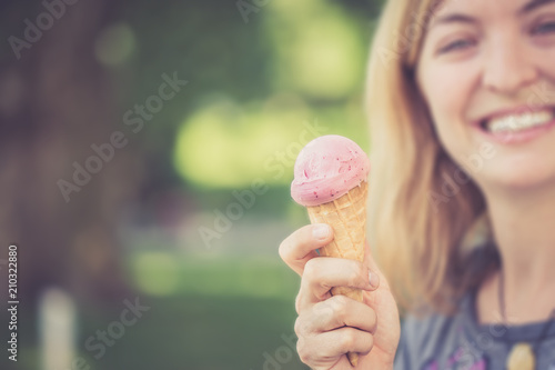 Glückliches junges Mädchen isst ein Eis, Sommer, Freiraum