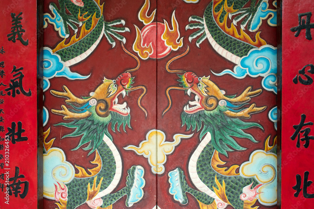 Dragon painting on red door of Quan Cong Temple, Hoi An, Vietnam　ホイアンの関公廟