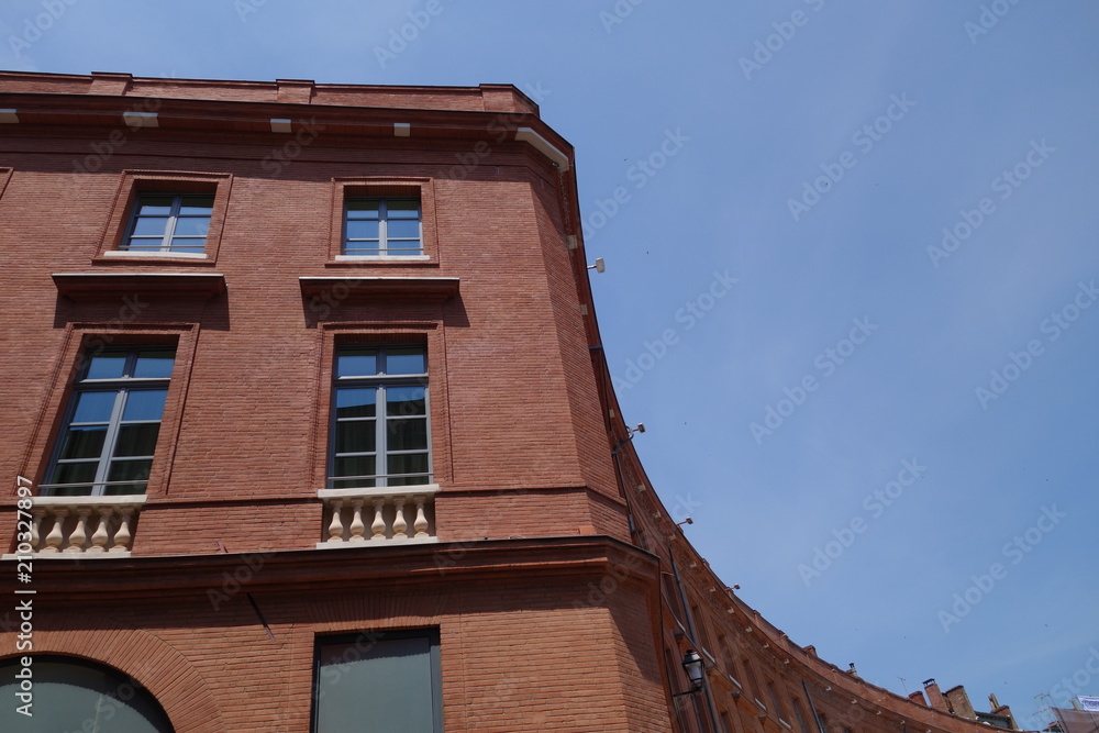 batiment Toulousain en angle