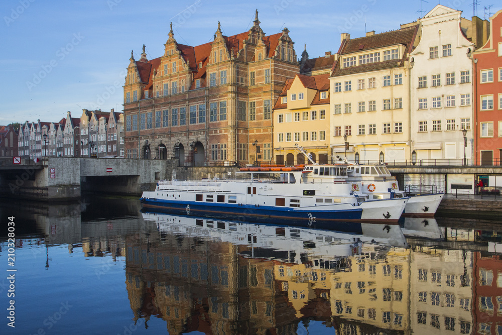 Fototapeta premium Ancient colored houses on the promenade of the river at dawn in Gdansk. Poland