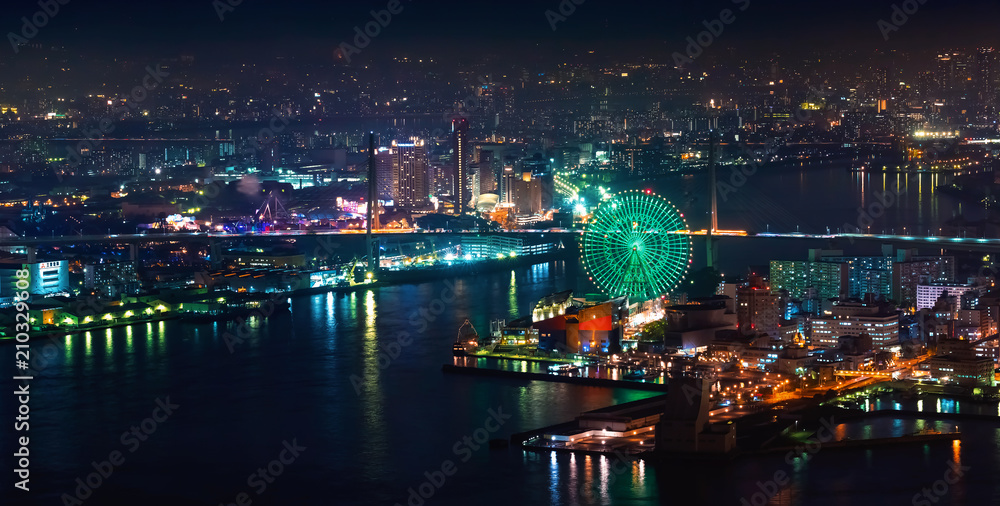 Fototapeta premium Widok z lotu ptaka na obszar portowy Osaka Bay z diabelskim młynem w nocy