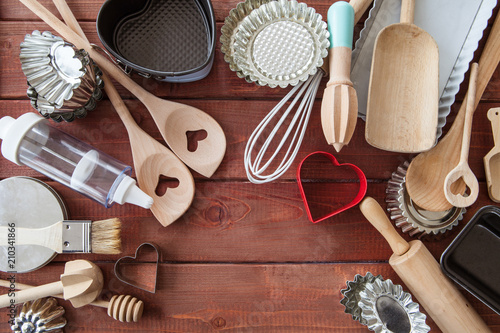 Verschiedene Utensilien zum Backen
