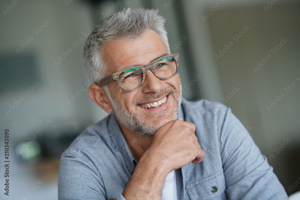 Middle-aged guy with trendy eyeglasses - obrazy, fototapety, plakaty 