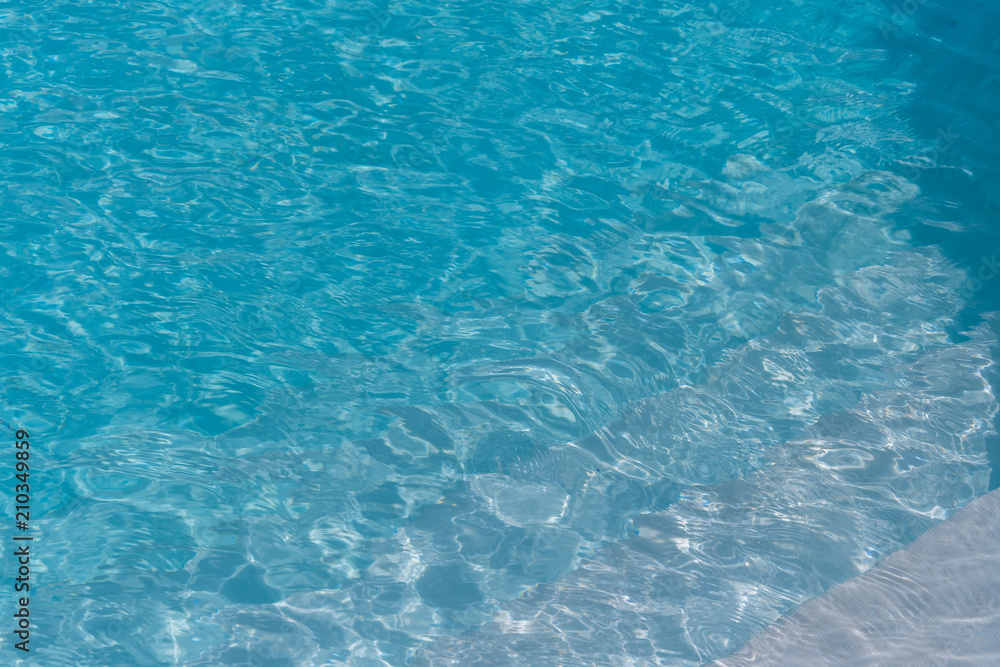 Wasser mit Wellen im Schwimmbecken im Sommer