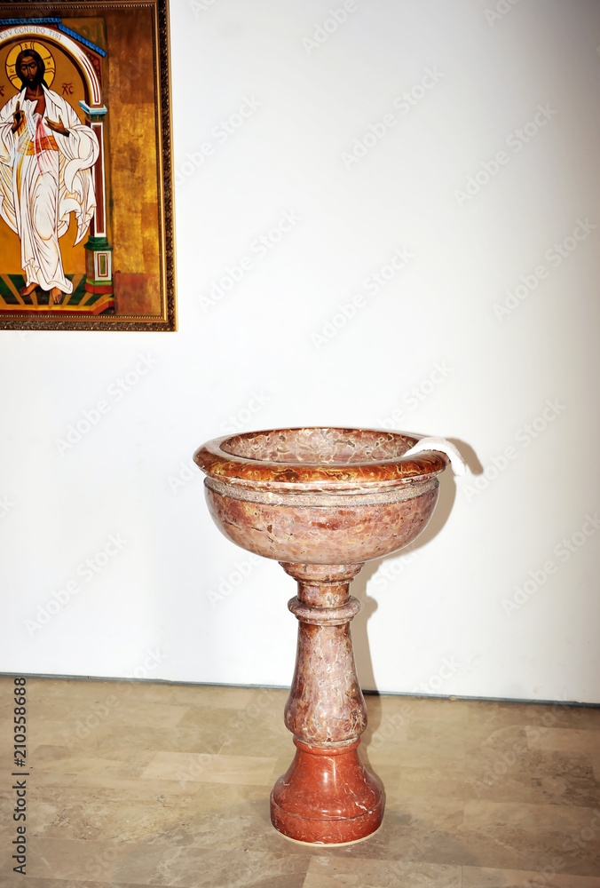 Pila bautismal, sacramento del bautismo, religión católica foto de Stock |  Adobe Stock