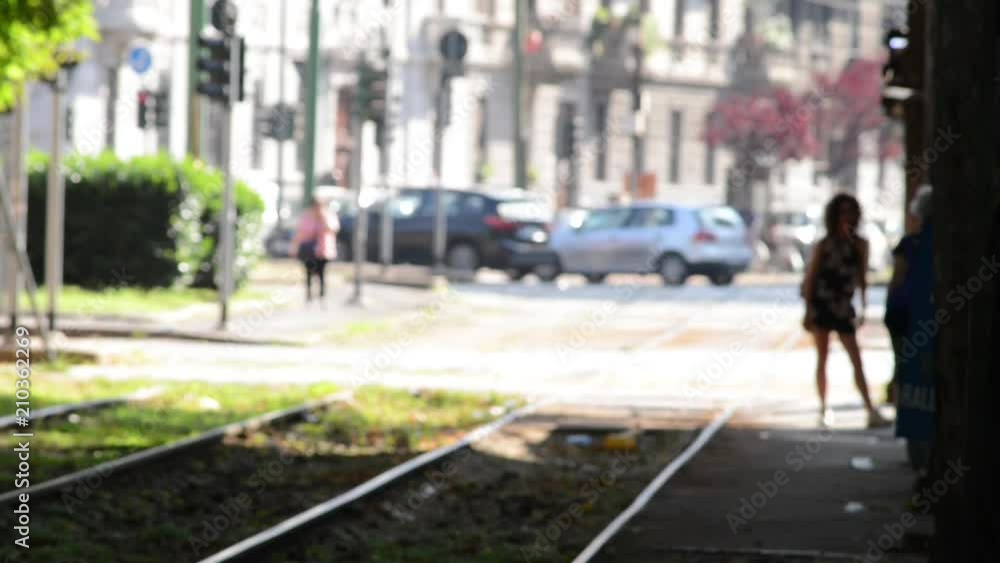 tramvia di Milano in una zona centrale della città con incroci e attraversamenti pedonali tramvia di Milano in una zona centrale della città con incroci e attraversamenti pedonali