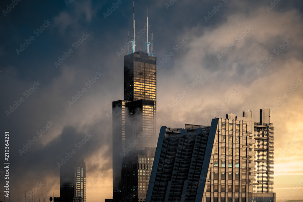 Obraz premium Chicago Skyline W Chmurach Na Burzowym Dniu