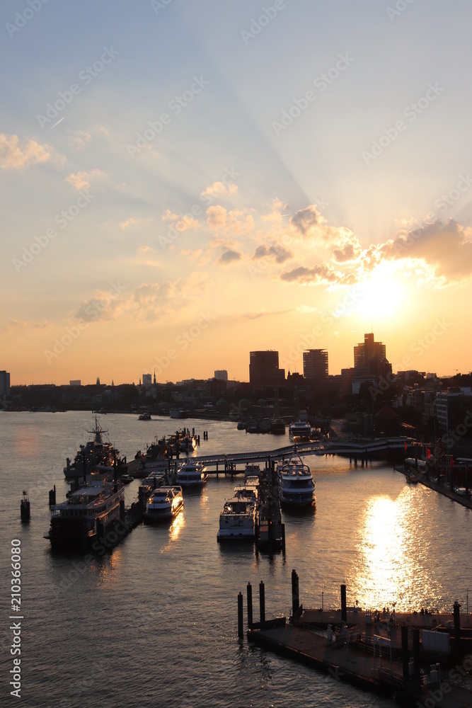 Naklejka premium Hamburg, Niemcy - 06-20-2018 - Port
