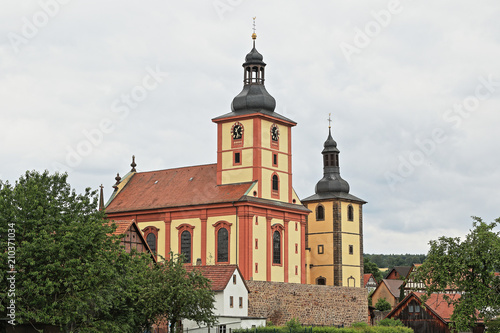 Katholische und evangelische Kirchen in Burghaun, Hessen © mitifoto