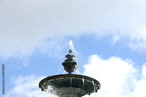 Brunnen mit Wasserspiel photo