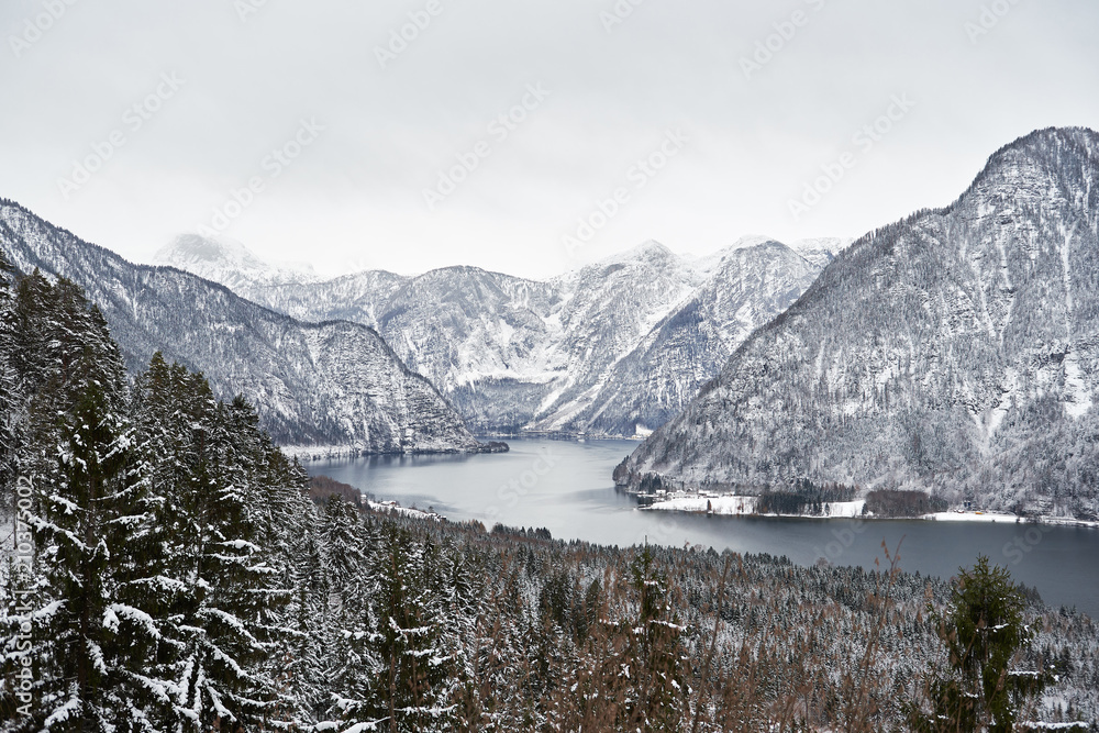 Ansicht von berühmtem Hallstätter See und von österreichischen Alpen in Hallstatt. Winter