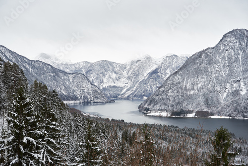 Ansicht von berühmtem Hallstätter See und von österreichischen Alpen in Hallstatt. Winter © Trambitski