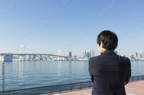東京を見つめる ビジネスマン