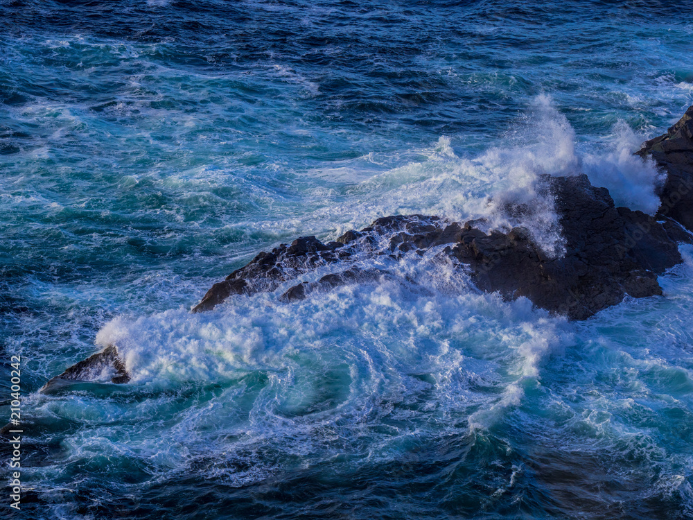 Obraz premium Blue Ocean water at the Irish Coast