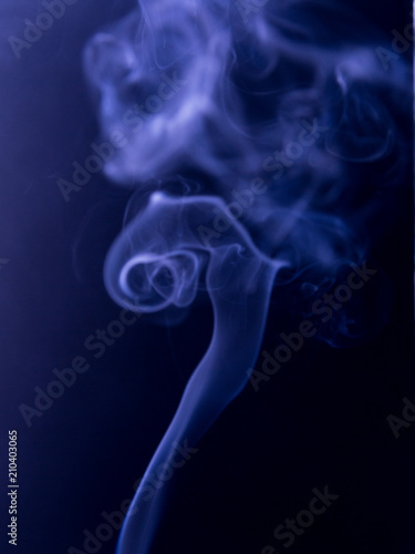 The blue clubs smoke on a black background, Fluid effect.