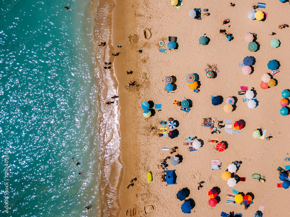 Fototapeta premium Widok z lotu ptaka z latającego drona tłumu ludzi, relaks na plaży Algarve w Portugalii