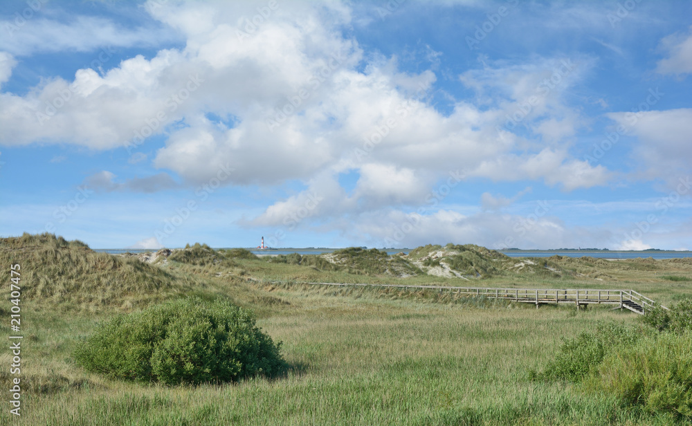 Strandzugang durch die Dünen in Sankt Peter-Ording mit Blick zum Leuchtturm von Westerheversand,Nordfriesland,Nordsee,Schleswig-Holstein,Deutschland Strandzugang durch die Dünen in Sankt Peter-Ording mit Blick zum Leuchtturm von Westerheversand,Nordfriesland,Nordsee,Schleswig-Holstein,Deutschland