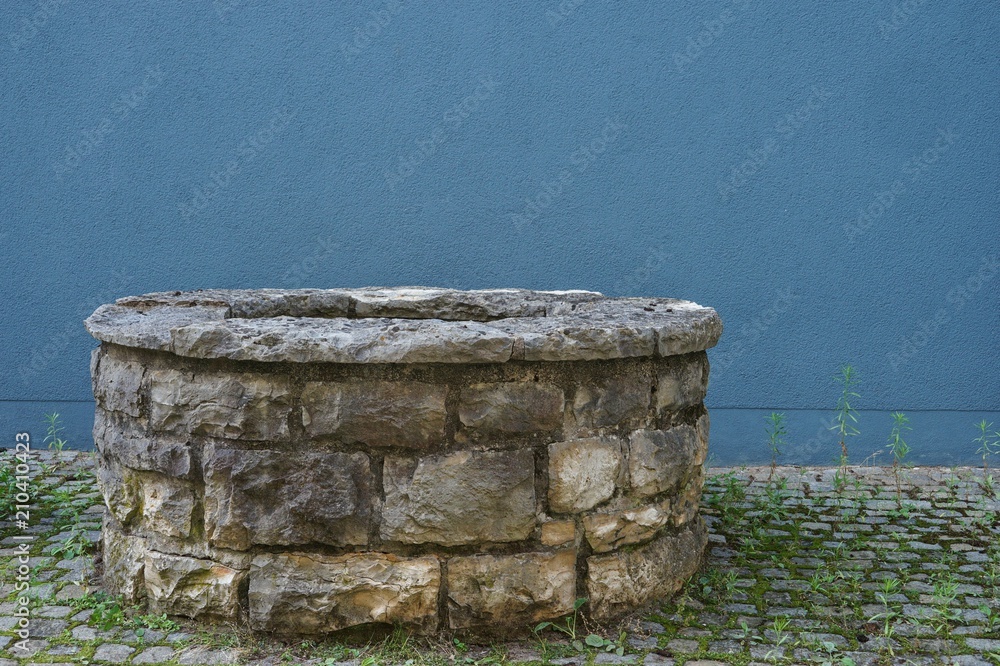 Fototapeta premium Alter Brunnen aus Stein
