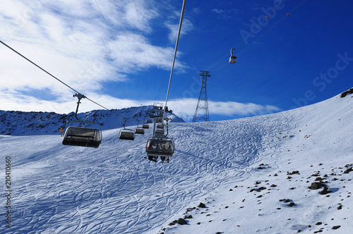 Swiss alps: Wintersport transport at Parsenn above Davos-City