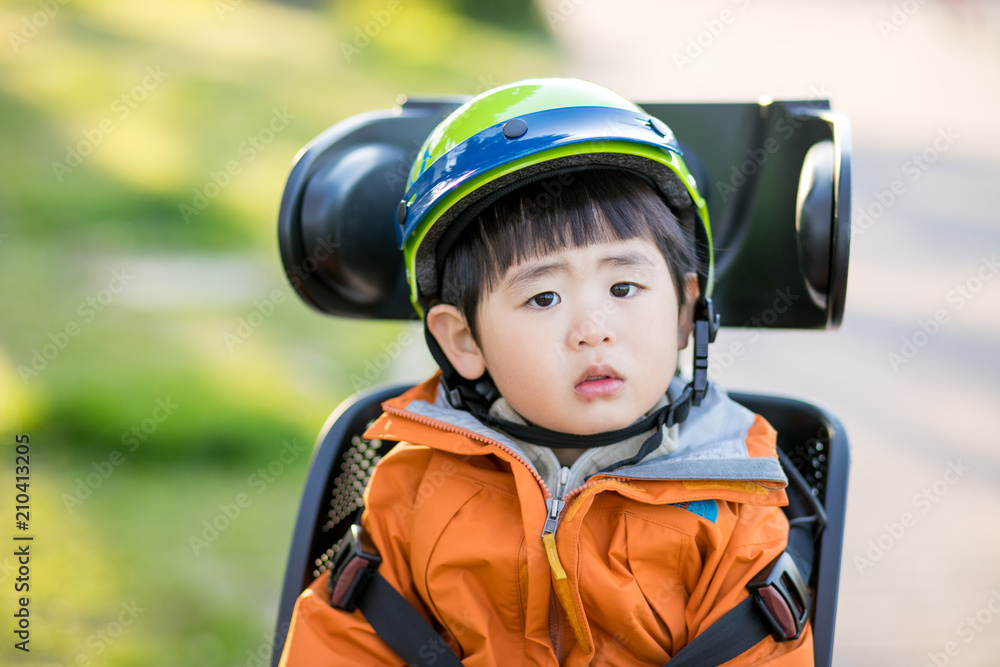 ヘルメットを被って自転車に乗った子供 ヘルメットを被って自転車に乗った子供
