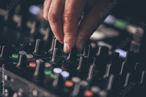 Hand that mixes music
