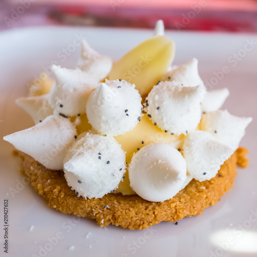 sablé breton, crème, meringues, graines de pavot et pépites de coco