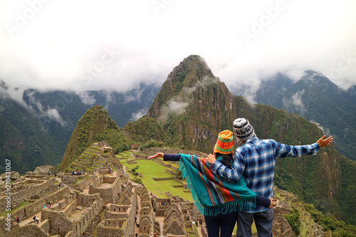 Canvastavla Couple admiring the spectacular view of Machu Picchu, UNESCO World Heritage site