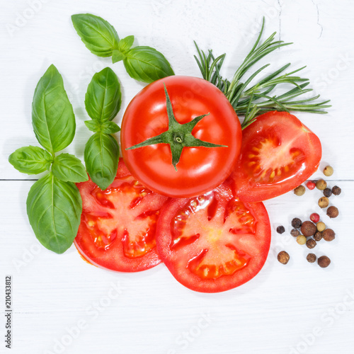 Tomaten mit Basilikum Gemüse Quadrat von oben Holzbrett