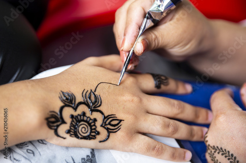 Cuadro en lienzo Applying henna tattoo