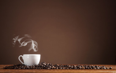 Küchenrückwand glas motiv Kaffee und Kaffeebohnen Kaffee auf braunem Hintergrund mit Kopienraum  © nikilitov