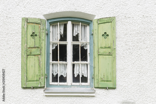 Fenster an einem alten Wohnhaus photo