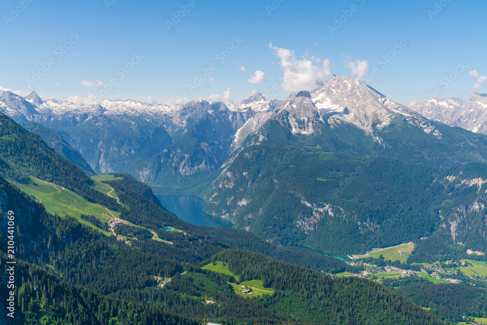 Obraz premium Blick auf den Watzmann und Königssee im Gebirge in Berchtesgaden
