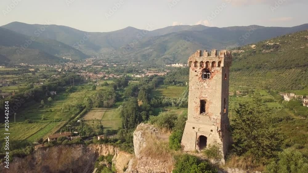 Piccola torre di un castello medievale su una rupe scoscesa. Torre di Caprona in provincia di Pisa. Vista aerea. Piccola torre di un castello medievale su una rupe scoscesa. Torre di Caprona in provincia di Pisa. Vista aerea.