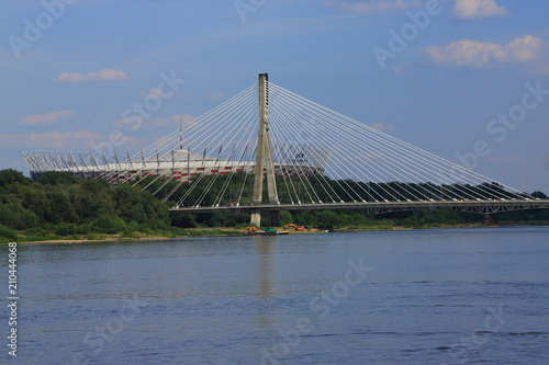 Most Świętokrzyski na Wiśle w Warszawie ze Stadionem Narodowym w tle (zdjęcie z 2018 roku).