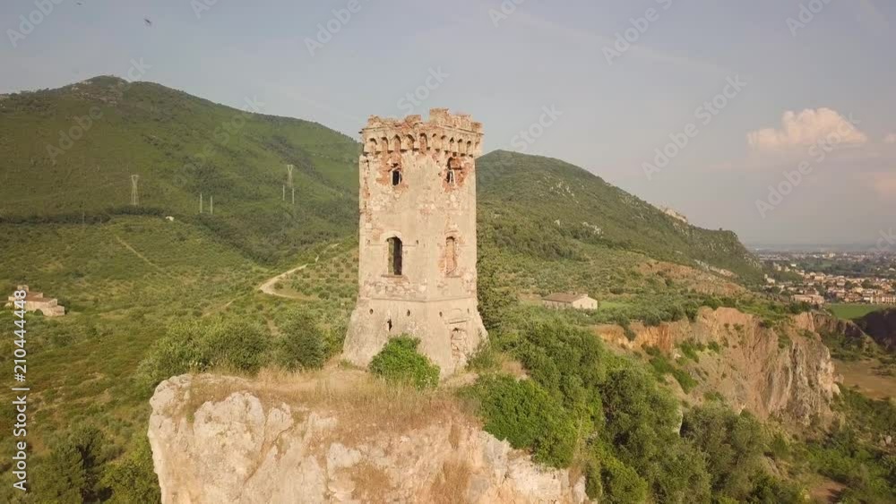 Piccola torre di un castello medievale su una rupe scoscesa. Torre di Caprona in provincia di Pisa. Vista aerea. Piccola torre di un castello medievale su una rupe scoscesa. Torre di Caprona in provincia di Pisa. Vista aerea.