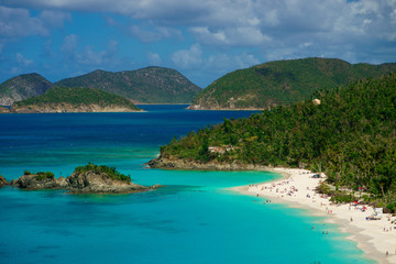 Crédence de cuisine  Beautiful bay in island with beach and green hills, St. John US Virgin Islands  © Hladchenko Viktor