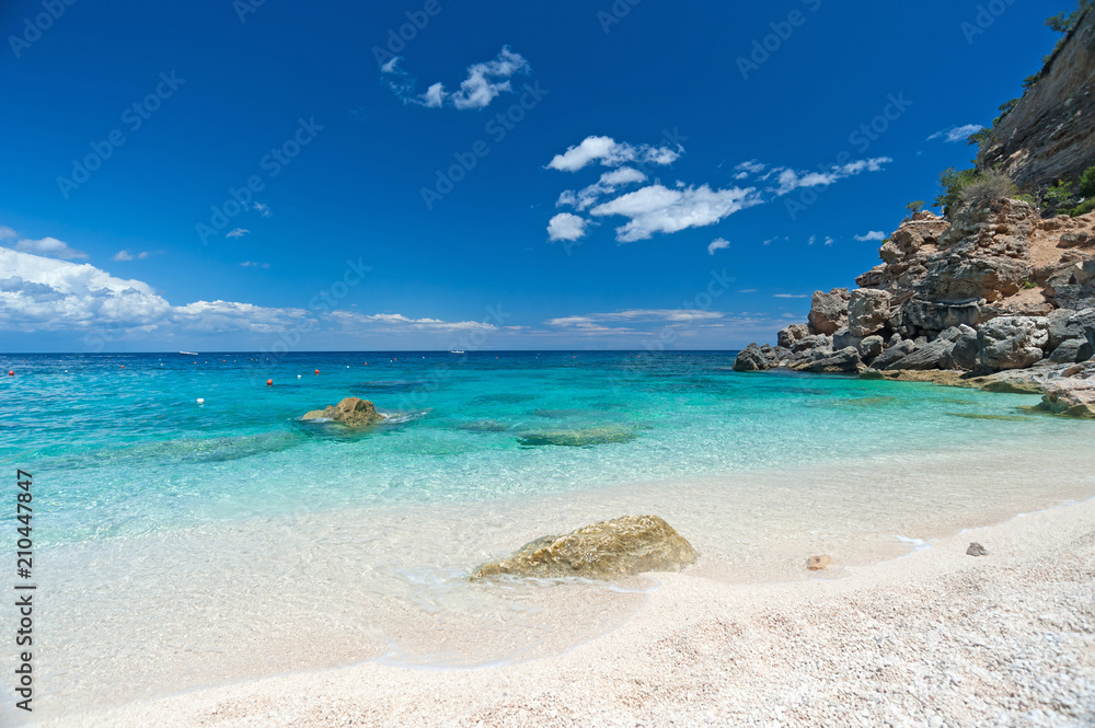 Fototapeta premium Strand Cala Mariolu auf Sardinien, Italien