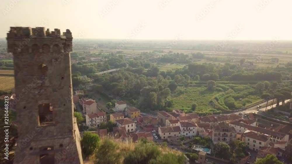 Piccola torre di un castello medievale su una rupe scoscesa. Torre di Caprona in provincia di Pisa. Vista aerea. Piccola torre di un castello medievale su una rupe scoscesa. Torre di Caprona in provincia di Pisa. Vista aerea.