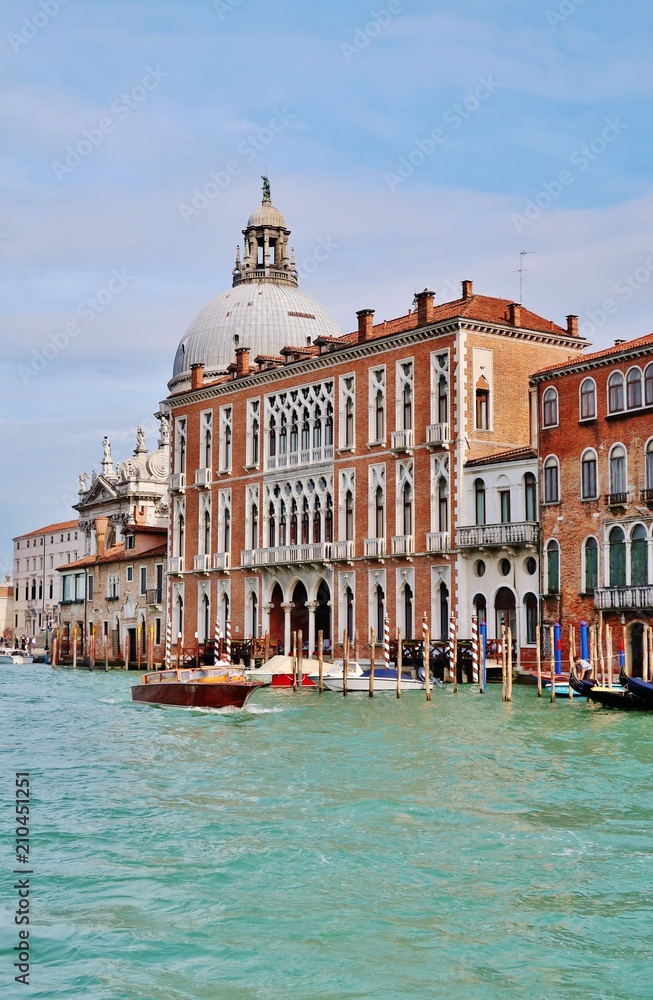 Venedig, Palast und Kirche am Canal Grande