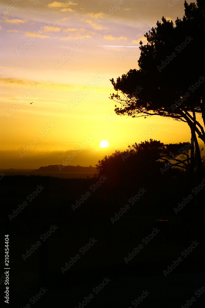 Fototapeta premium coucher de soleil,en bretagne,dans le Morbihan ,falaise et océan