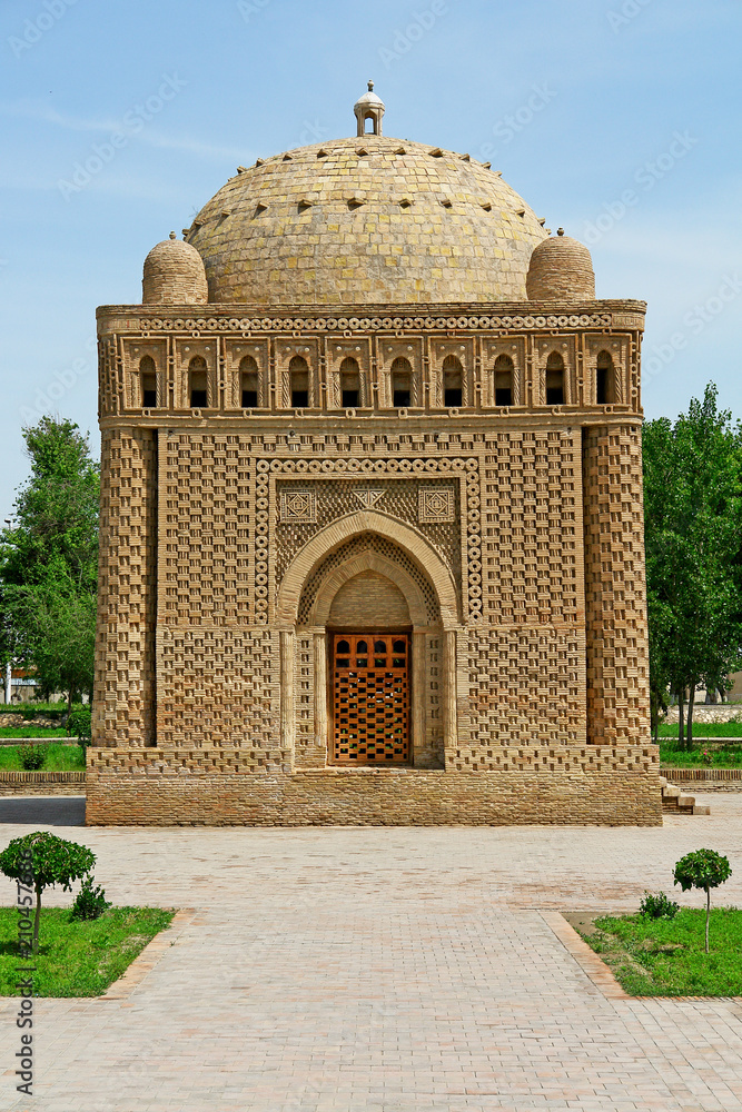 The Samanid mausoleum  located in the historic urban center of Bukhara, Uzbekistan
 - obrazy, fototapety, plakaty 
