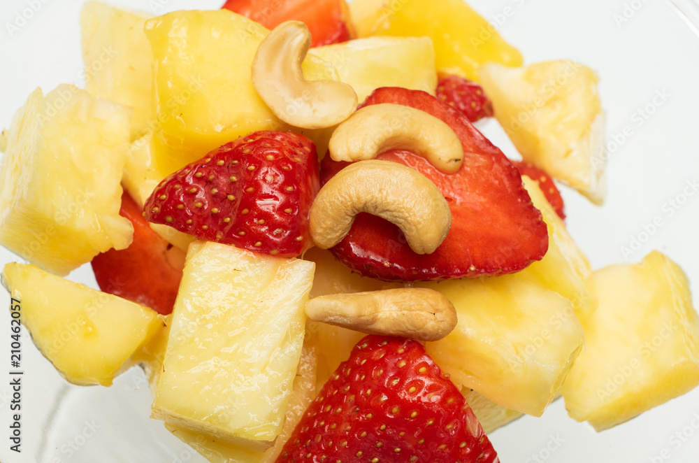 frischer Fruchtsalat mit Nüssen