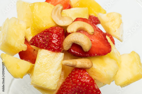 Obraz na płótnie frischer Fruchtsalat mit Nüssen w salonie