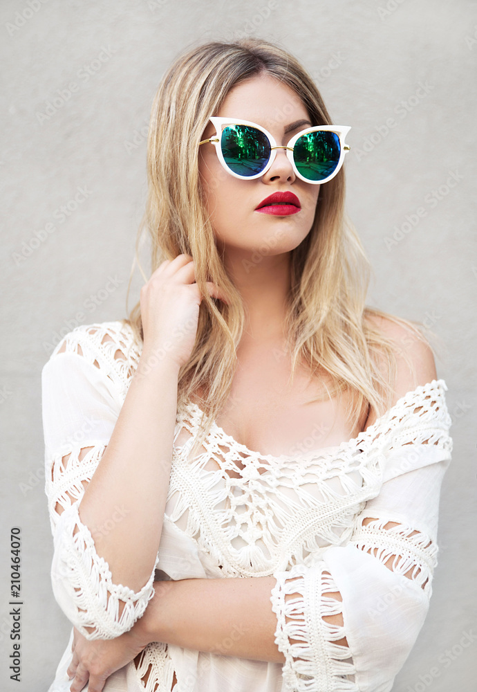 Fototapeta premium Young blonde woman wearing sunglasses